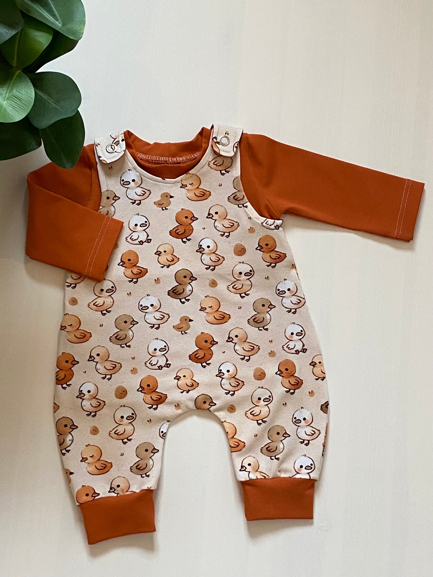 Setje tuinbroekje kuikentjes