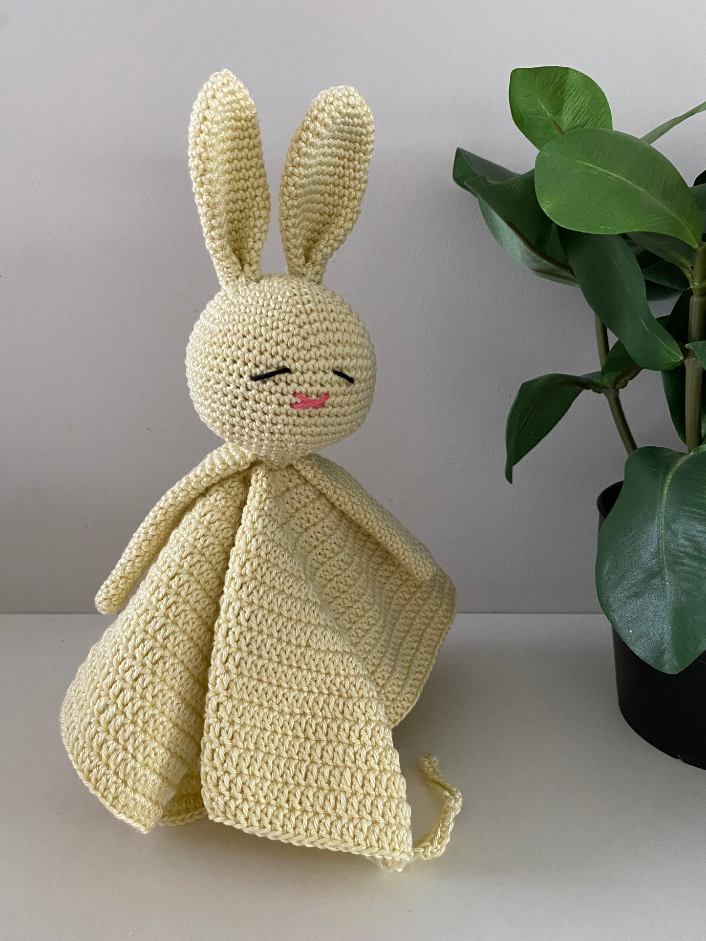 Knuffeldoekje konijn met speenkoord lichtgeel