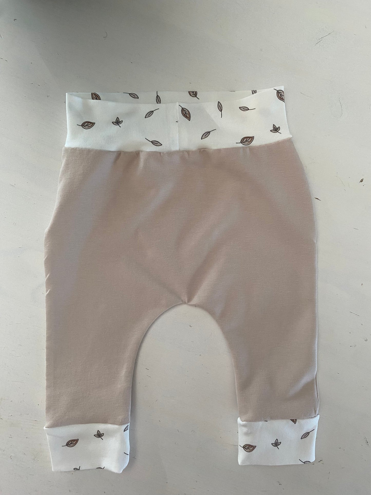 Newborn broekje Blaadjes