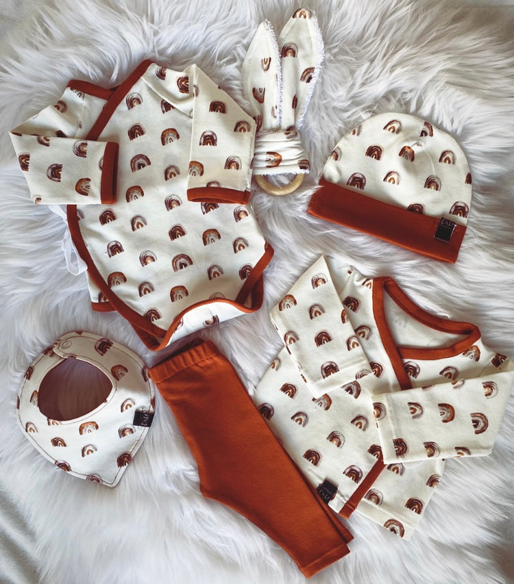 Kleine Superhelden outfit Regenboogjes Camel