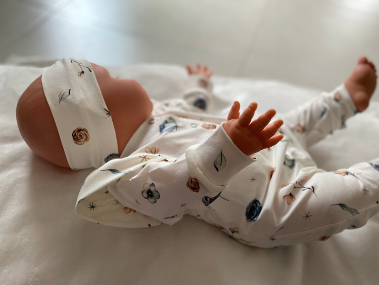 Baby met ruffle boxpakje met bloemen