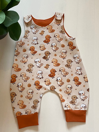 Setje tuinbroekje kuikentjes