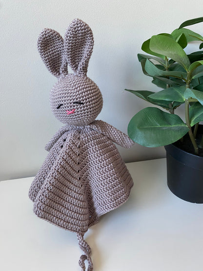 Knuffeldoekje konijn met speenkoord donker taupe