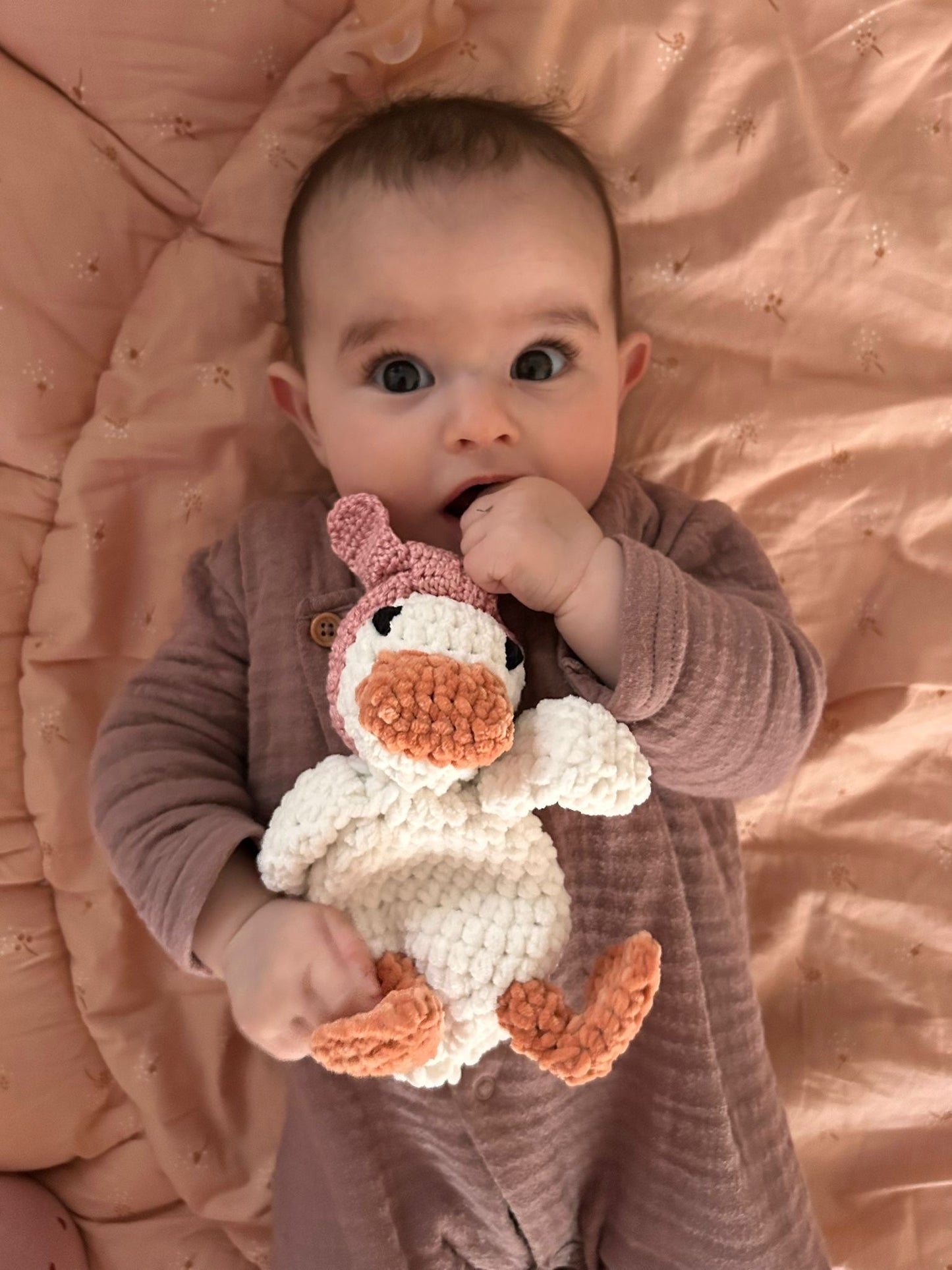 Knuffel eendje met oud roze haarbandje