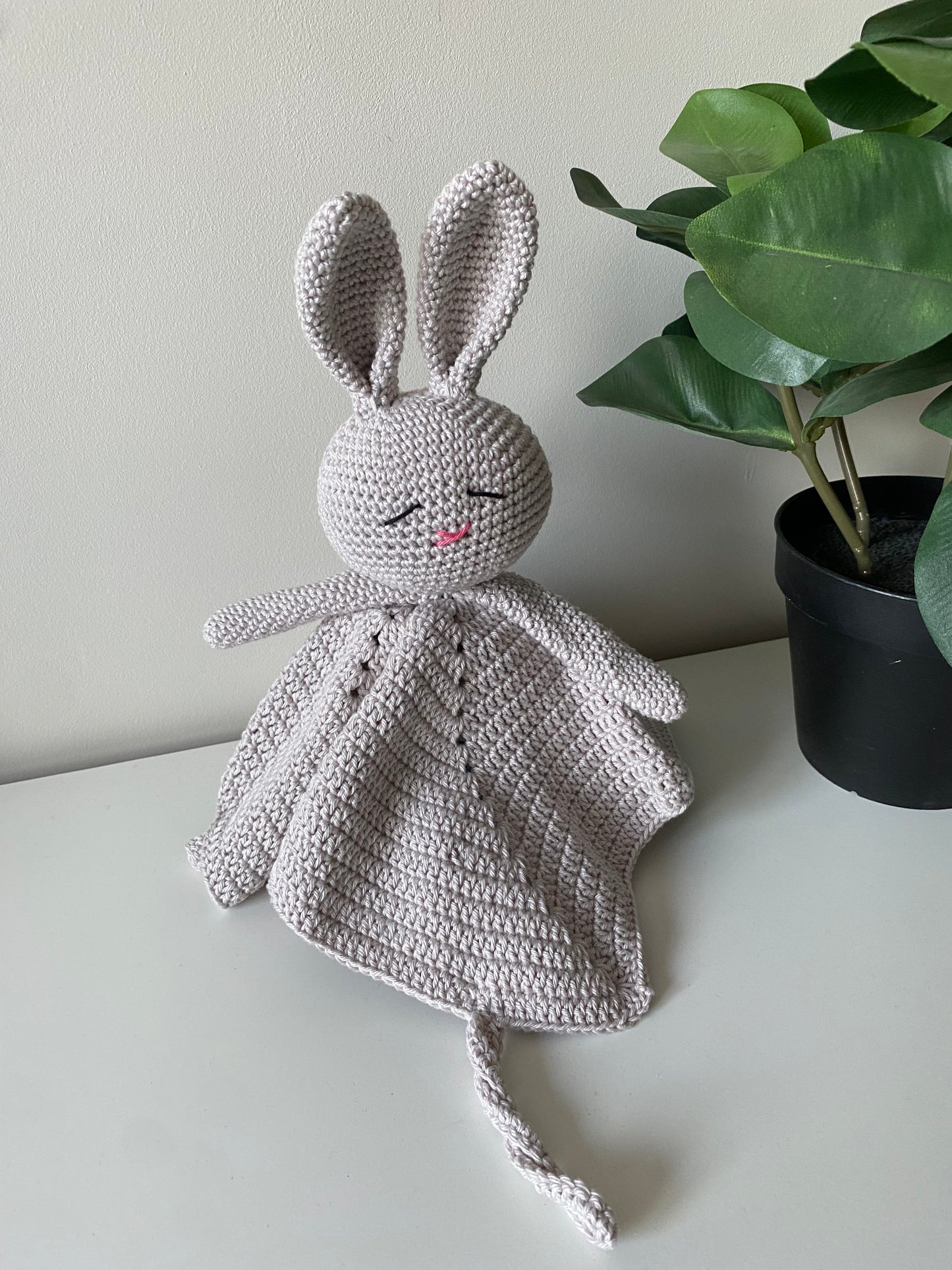 Knuffeldoekje konijn met speenkoord witgrijs