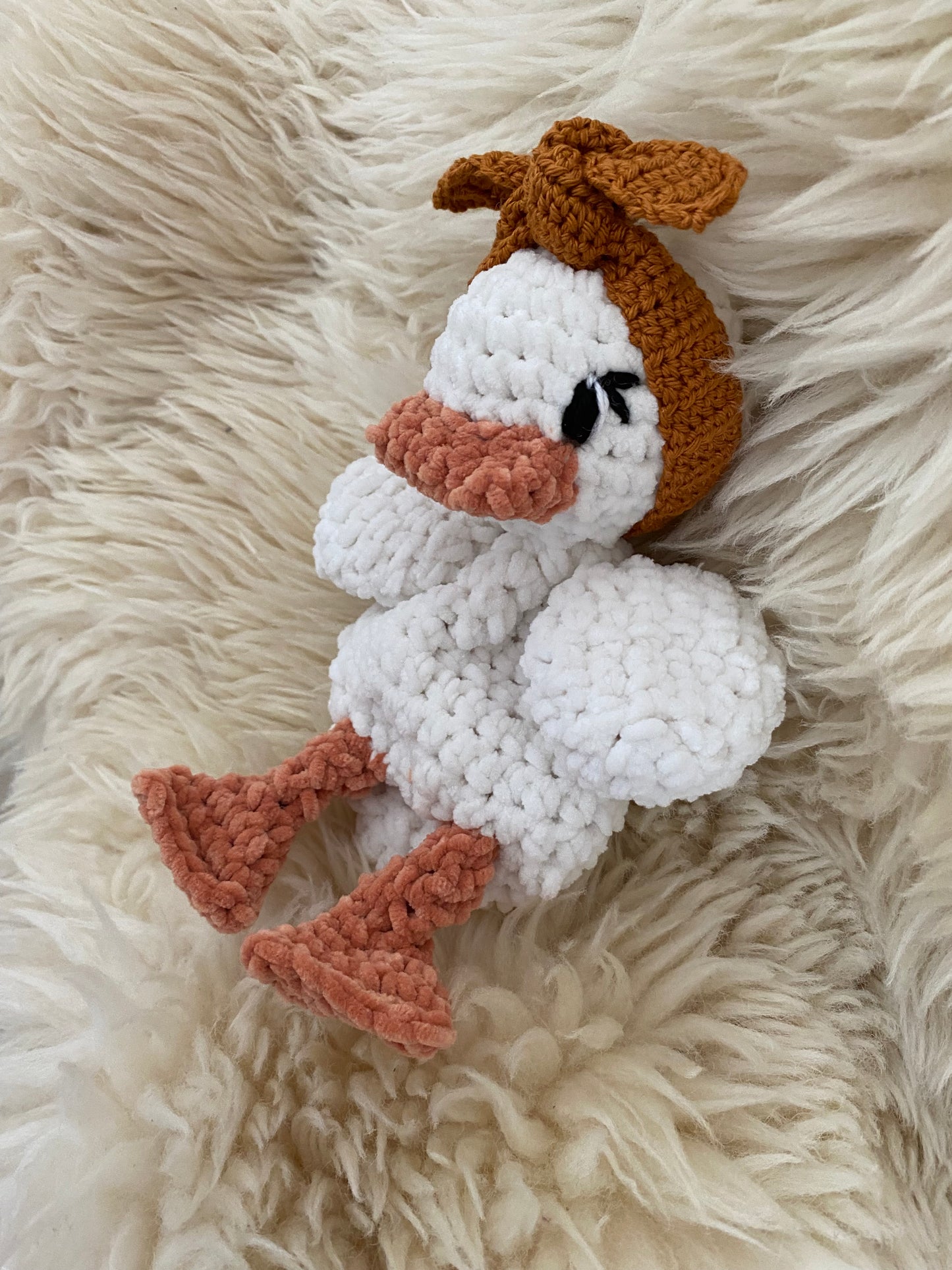 Knuffel eendje met donker oker haarbandje