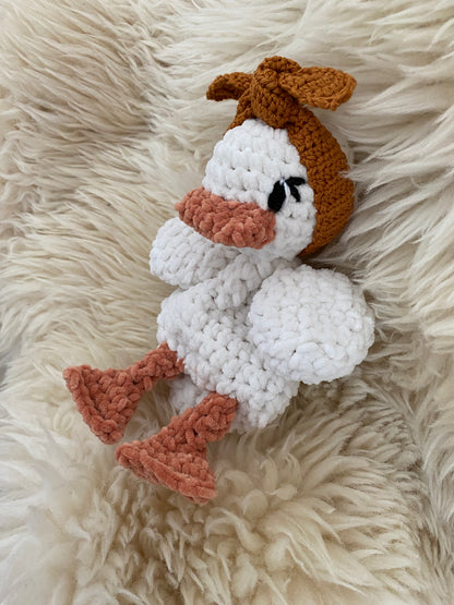 Knuffel eendje met donker oker haarbandje