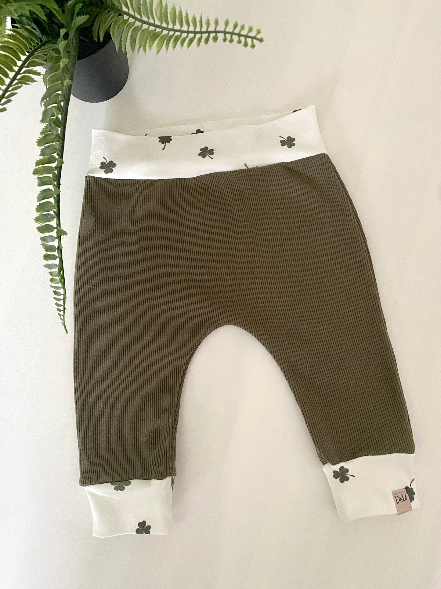 Newborn broekje Klavertjes