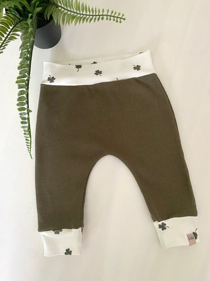Newborn broekje Klavertjes