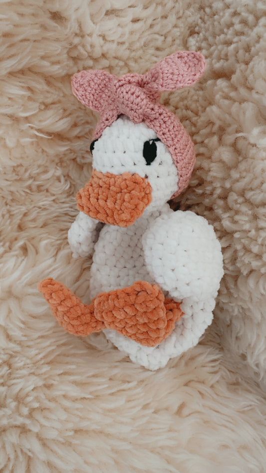 Knuffel eendje met oud roze haarbandje