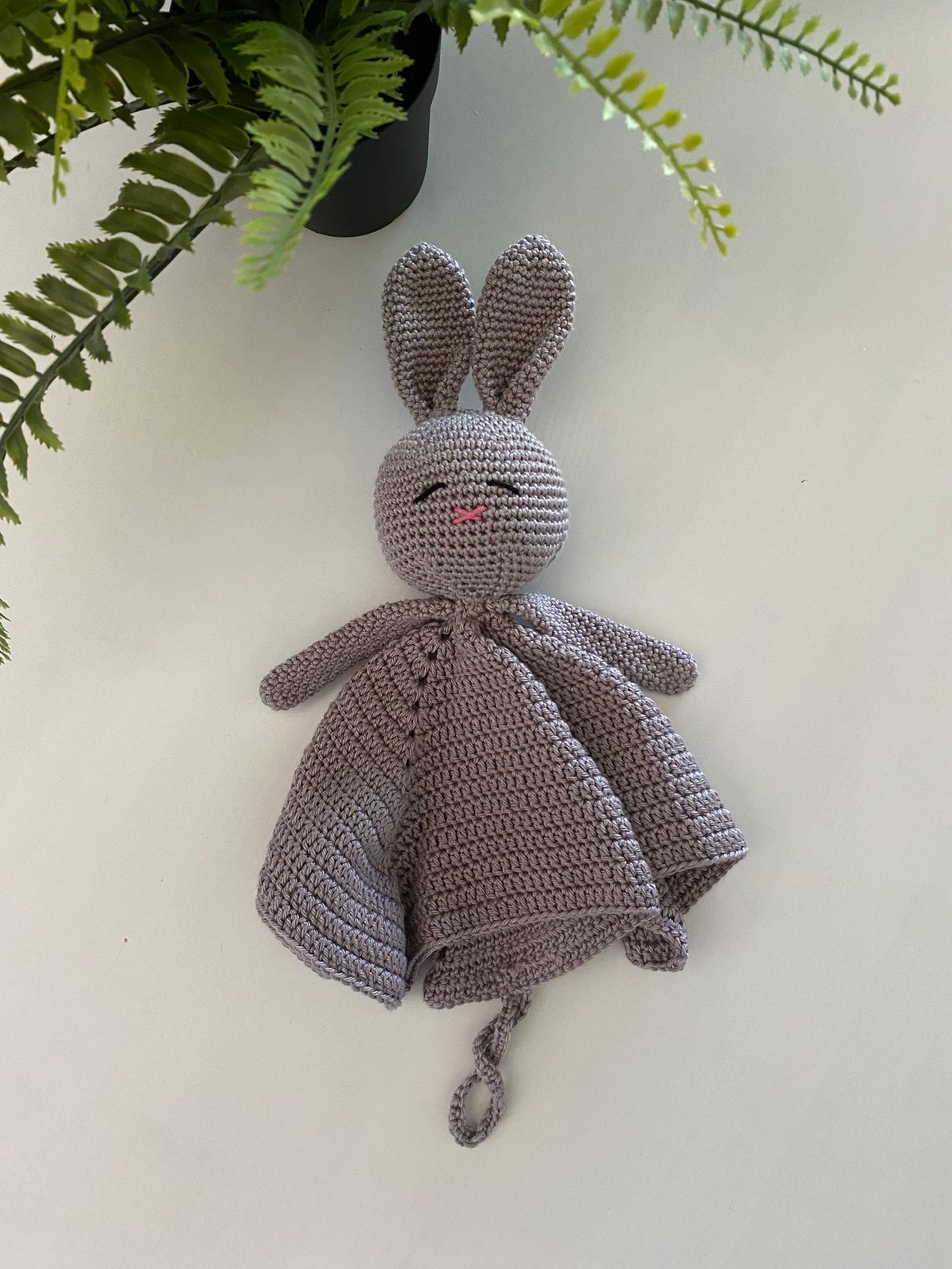 Knuffeldoekje konijn met speenkoord donker taupe