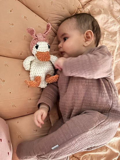 Knuffel eendje met oud roze haarbandje