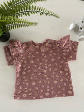 Load image into Gallery viewer, Ruffle t-shirt broderie Daisies

