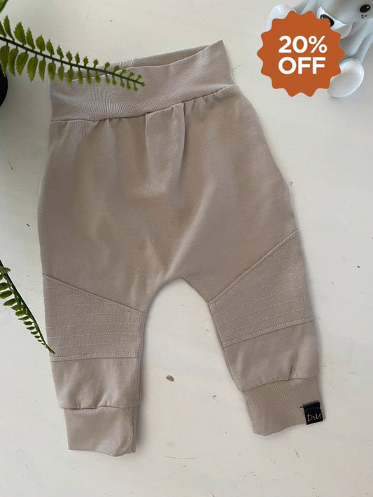 Newborn biker broekje Sand (Sale)