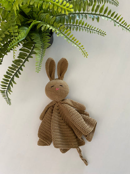 Knuffeldoekje konijn met speenkoord zand