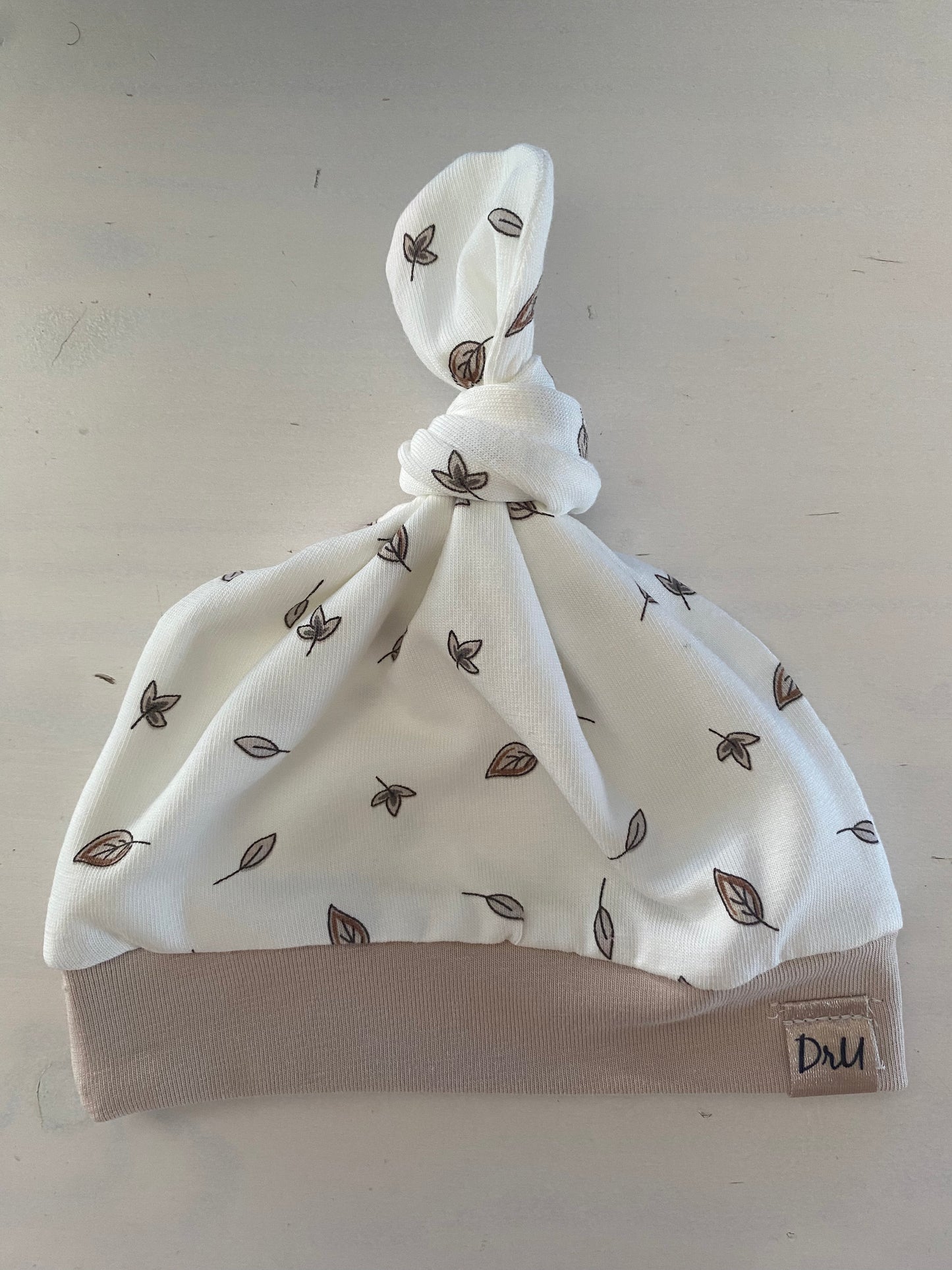 Knot mutsje Blaadjes