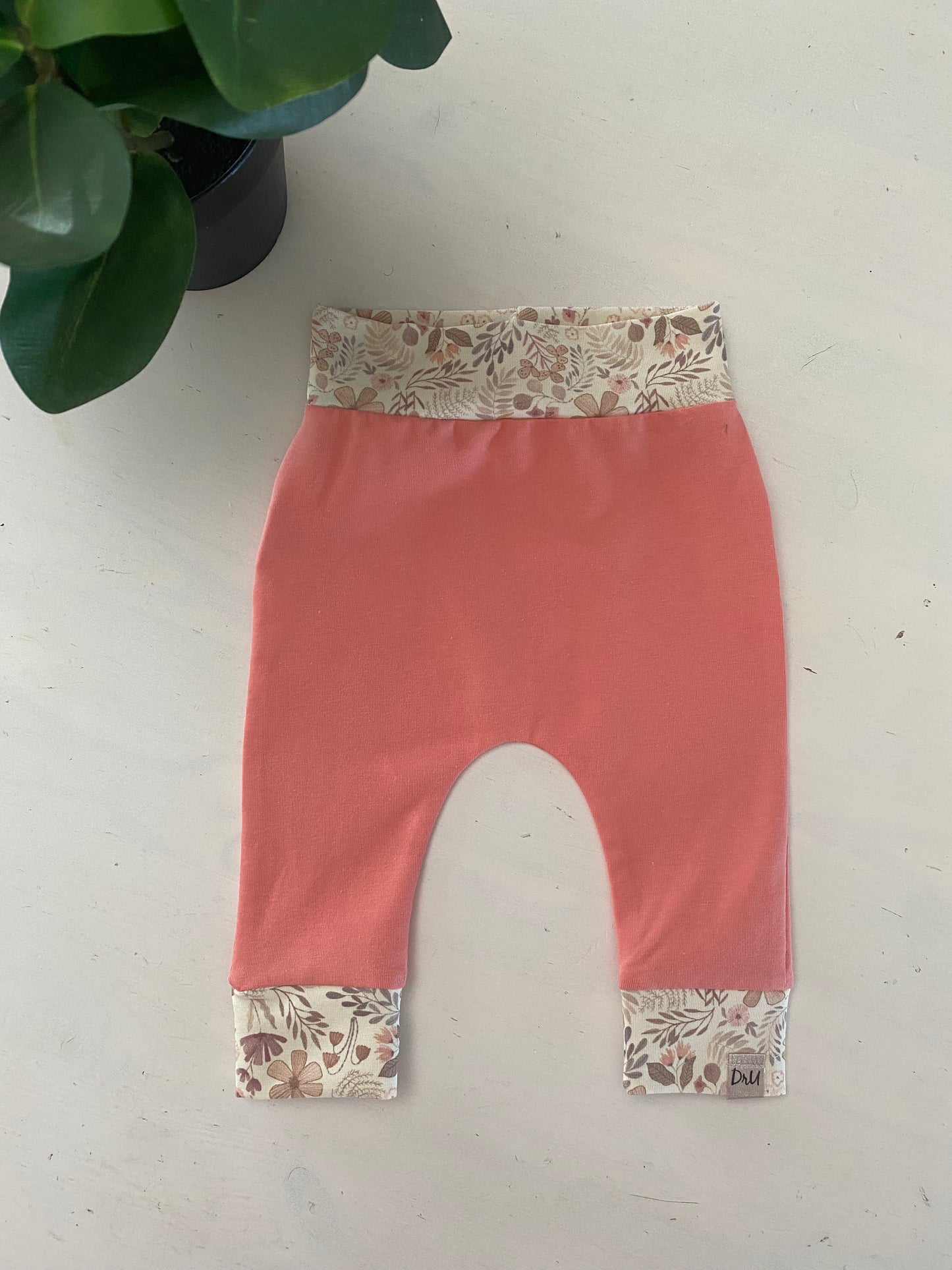 Newborn broekje Bloemetjes