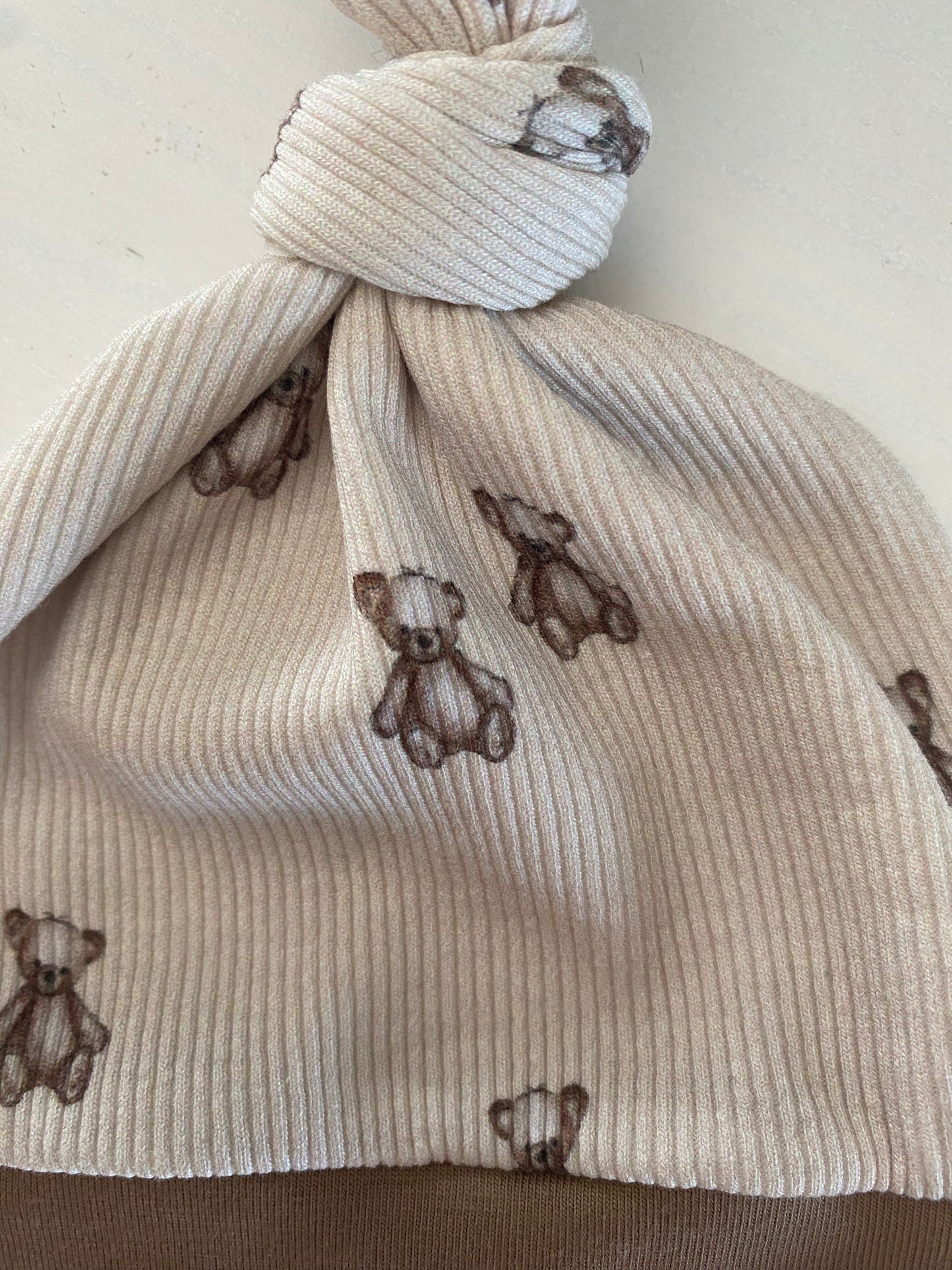 Knots mutsje teddybeertjes