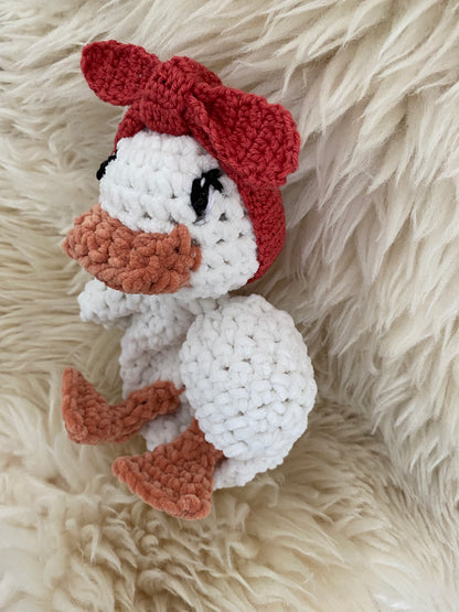 Knuffel eendje met terracotta haarbandje