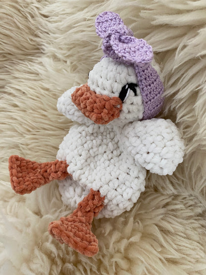 Knuffel eendje met lila haarbandje