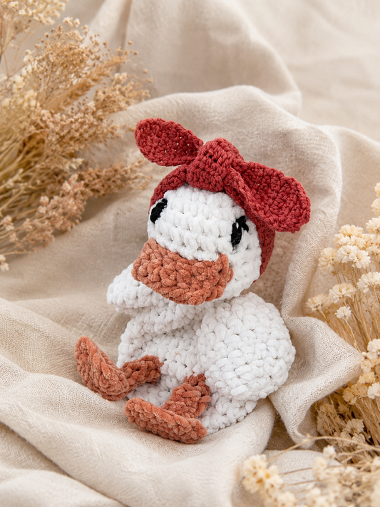Knuffel eendje met terracotta haarbandje