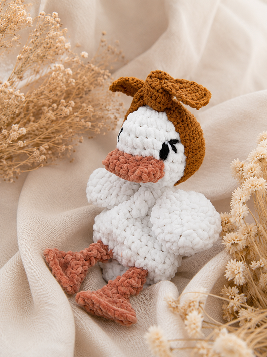 Knuffel eendje met donker oker haarbandje
