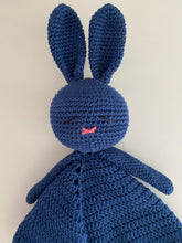 Charger l&#39;image dans la galerie, Doudou lapin avec attache tétine bleu foncé
