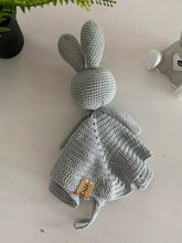 Charger l&#39;image dans la galerie, Doudou lapin avec attache tétine gris clair
