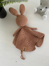 Charger l&#39;image dans la galerie, Doudou lapin avec attache tétine marron clair
